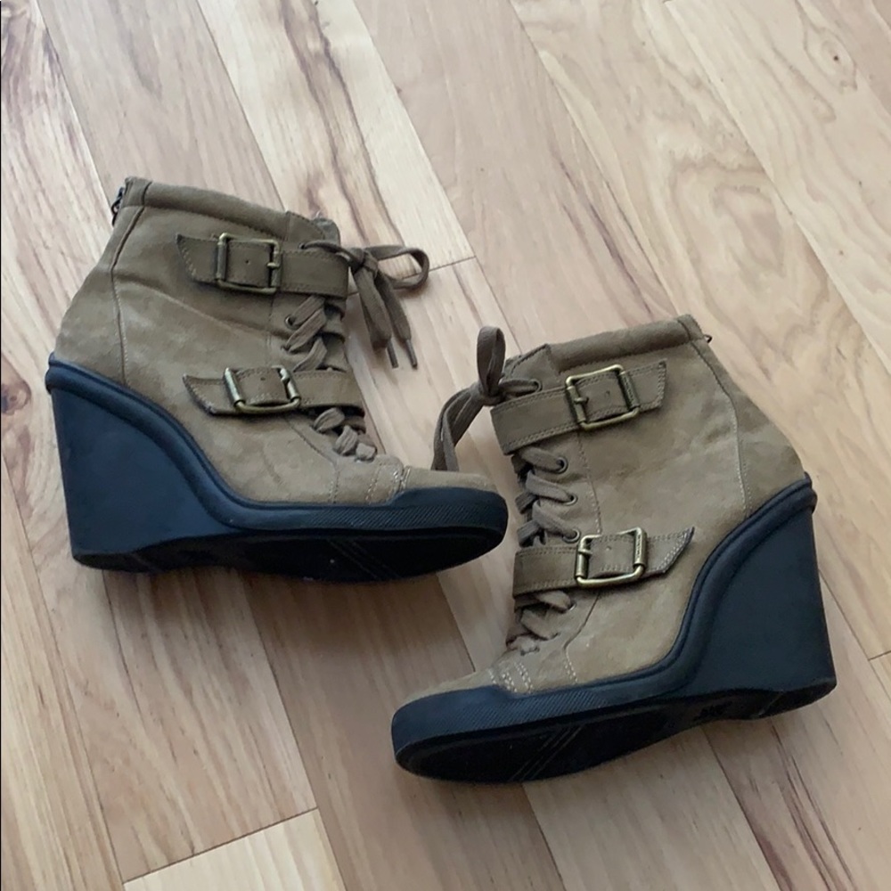 Simply Vera wedge booties size 7